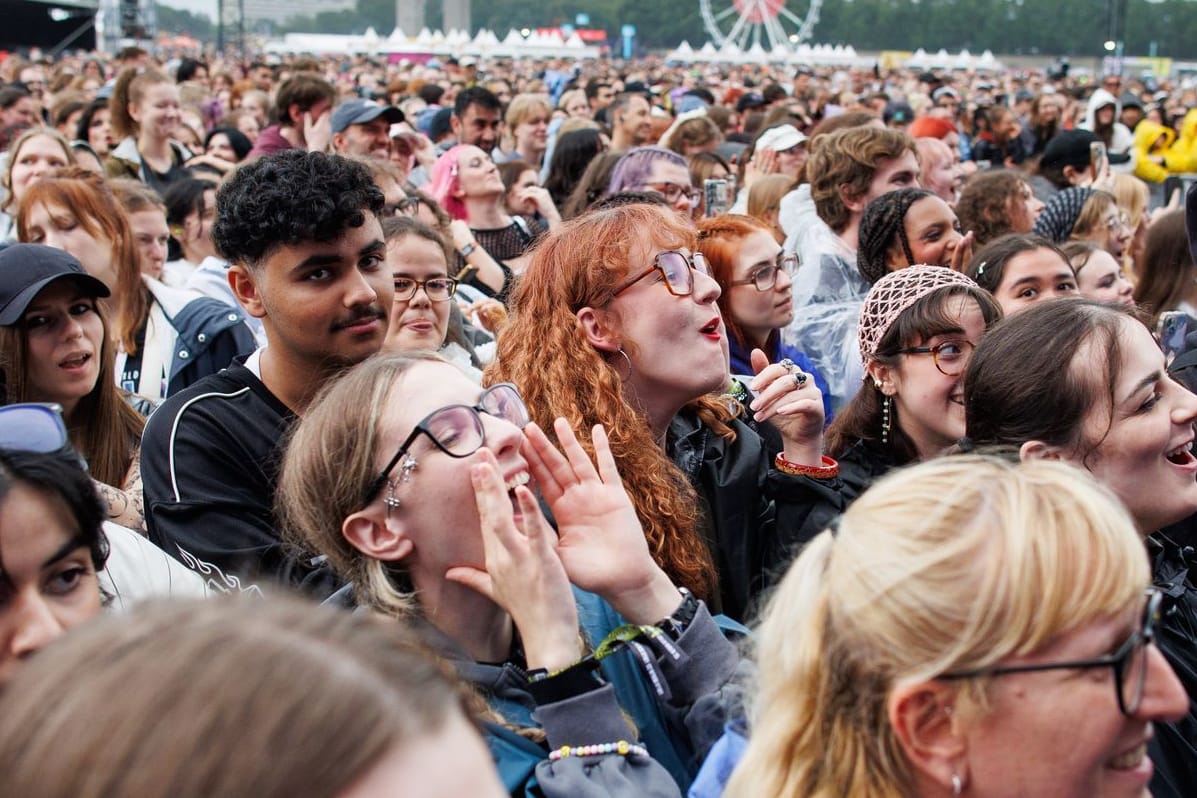 Zuschauer verfolgen den Auftritt eines Künstlers beim Lollapalooza Festival Berlin: Das Thema "Awareness" ist den Veranstaltern wichtig.
