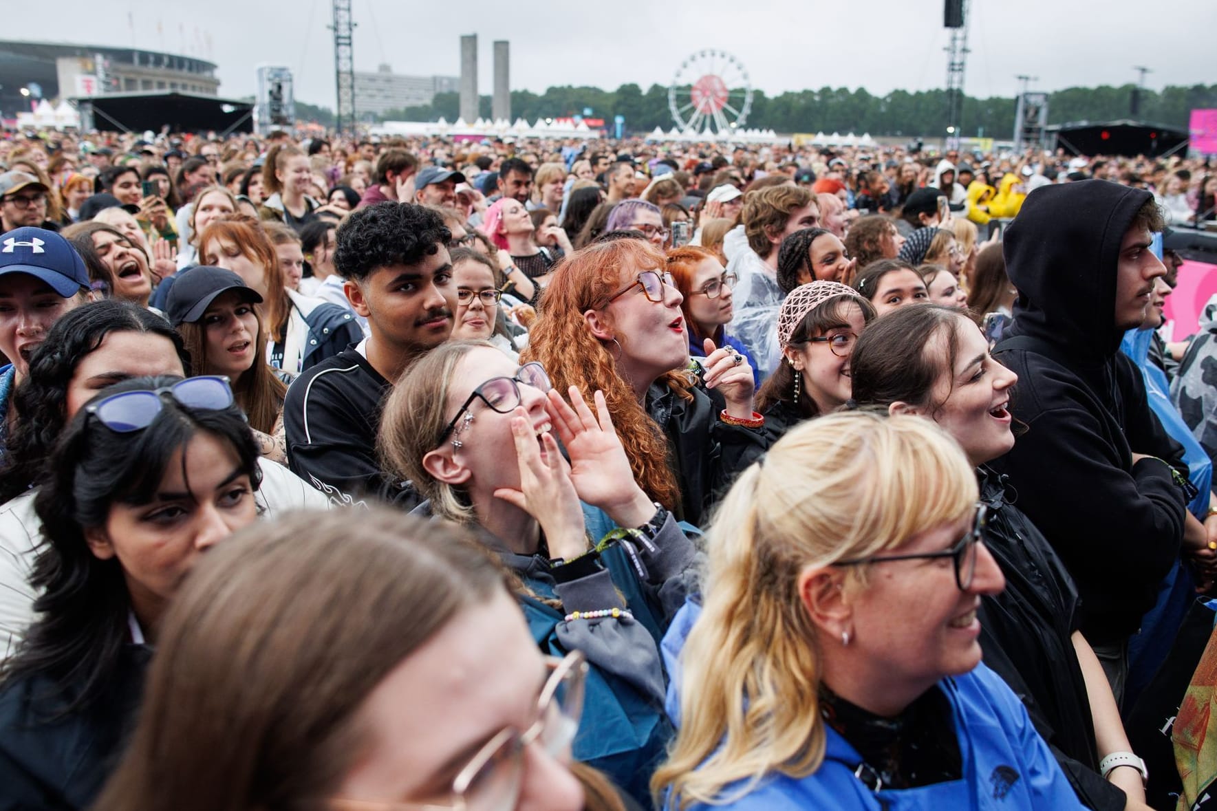 Zuschauer verfolgen den Auftritt eines Künstlers beim Lollapalooza Festival Berlin: Das Thema "Awareness" ist den Veranstaltern wichtig.