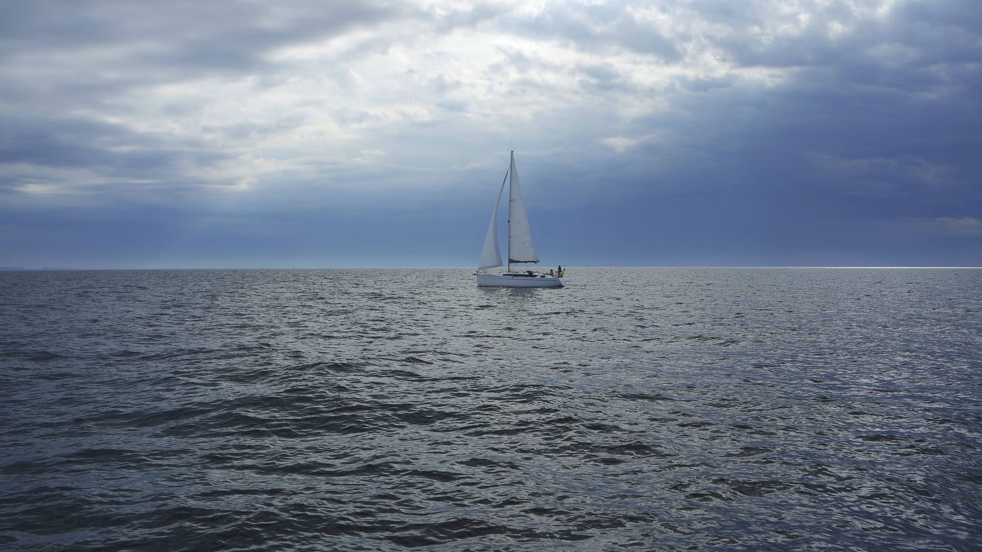 Segelyacht auf See (Symbolbild): Der Skipper konnte gerettet werden. Segelyacht auf See (Symbolbild): Der Skipper konnte gerettet werden.