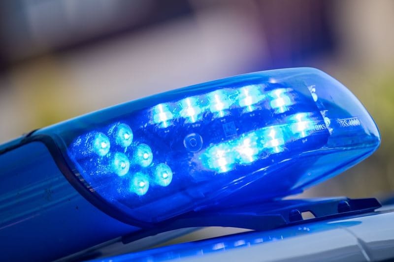 Ein Blaulicht ist auf dem Dach eines Polizeifahrzeugs zu sehen (Symbolbild): Dio Fahrerin verstarb noch an der Unfallstelle.