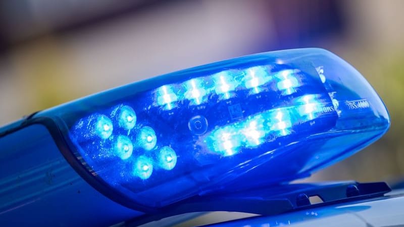 Ein Blaulicht ist auf dem Dach eines Polizeifahrzeugs zu sehen (Symbolbild): Dio Fahrerin verstarb noch an der Unfallstelle.