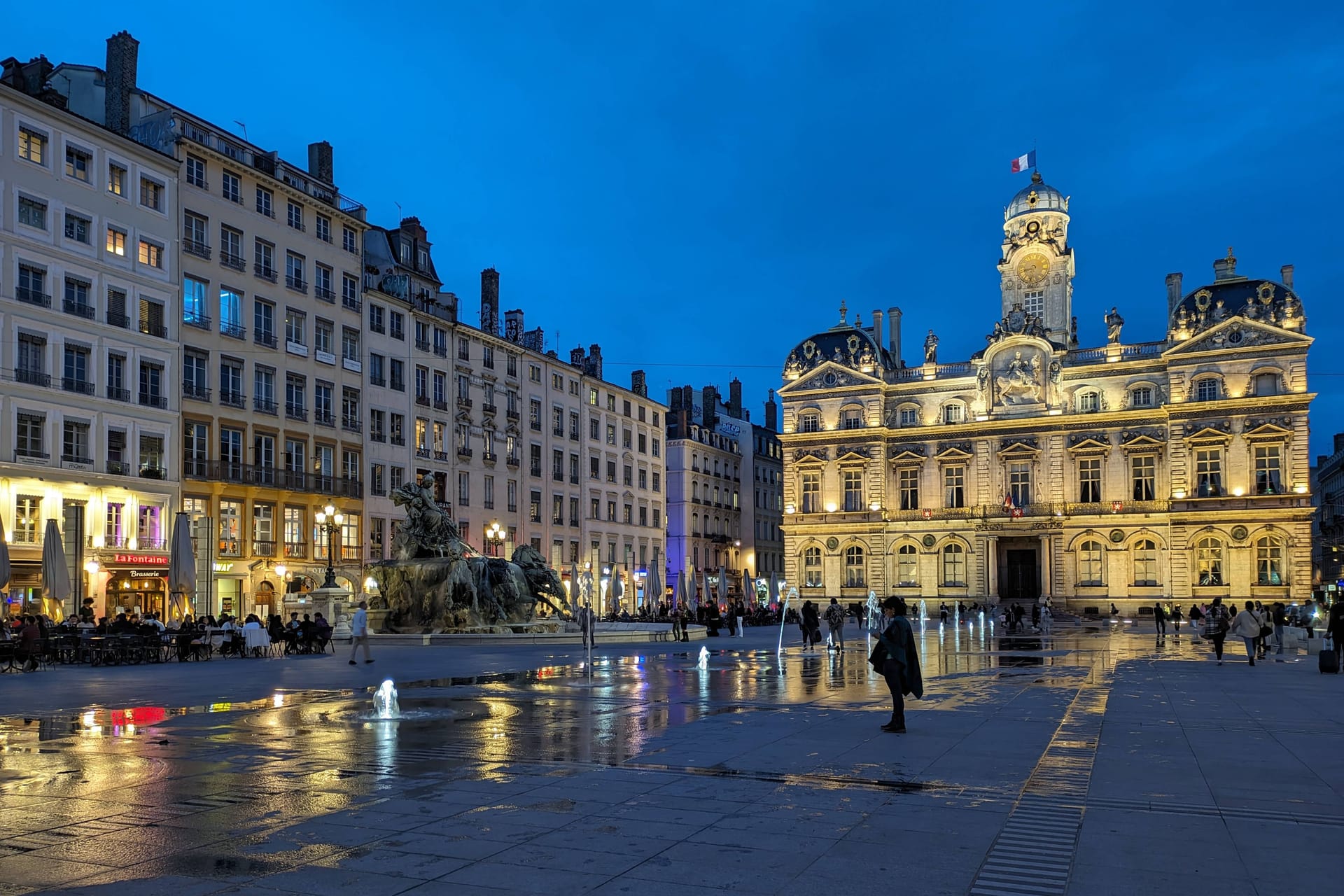 Stadt voller Kultur: Abendstimmung auf dem Place des Terreaux in Lyon.