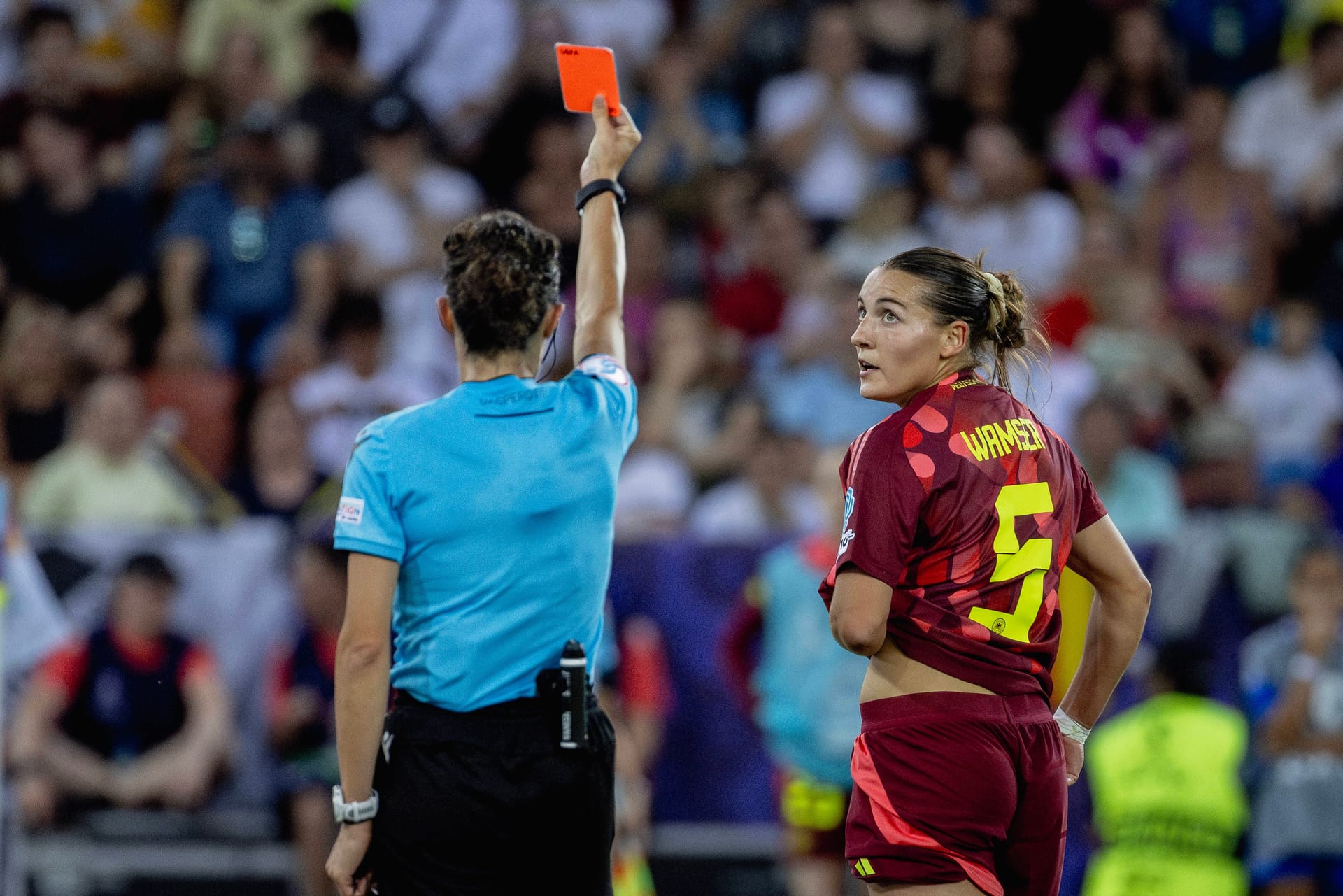 Carlotta Wamser (bis 31. Minute): Startete stark ins Spiel, zeigte blindes Verständnis im Zusammenspiel mit Brand. Schaltete sich gut ins Offensivspiel ein – die Flanken gerieten allerdings zu weit. Richtiges Timing beim Pass zum deutschen Tor (7.). Wehrte später den Ball unglücklich mit der Hand auf der Linie ab – und bekam mit der Roten Karte die Höchststrafe. Ließ ihr Team in Unterzahl zurück. Note 4 Carlotta Wamser (bis 31. Minute): Startete stark ins Spiel, zeigte blindes Verständnis im Zusammenspiel mit Brand. Schaltete sich gut ins Offensivspiel ein – die Flanken gerieten allerdings zu weit. Richtiges Timing beim Pass zum deutschen Tor (7.). Wehrte später den Ball unglücklich mit der Hand auf der Linie ab – und bekam mit der Roten Karte die Höchststrafe. Ließ ihr Team in Unterzahl zurück. Note 4