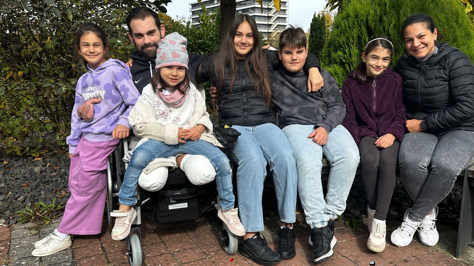 Alessandro L., seine Frau Iljhama und die fünf gemeinsamen Kinder: Er wünscht sich, wieder selbstständiger zu werden.