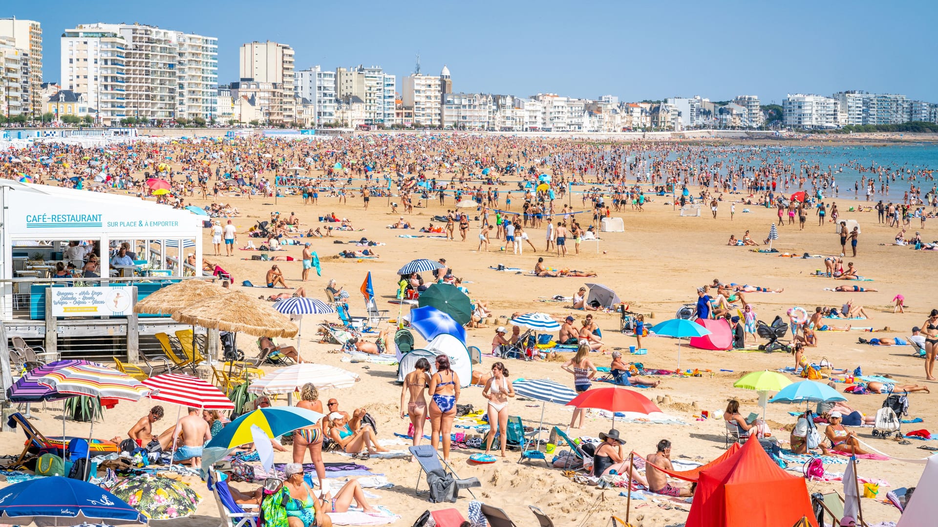 Blick auf den Strand "La Grande Plage" von Les Sables d’Olonne: Wer von hier aus in der Badehose in die Innenstadt spaziert, wird ab sofort zur Kasse gebeten.