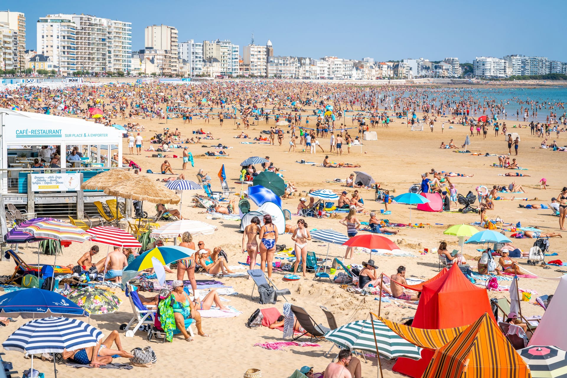 Blick auf den Strand "La Grande Plage" von Les Sables d’Olonne: Wer von hier aus in der Badehose in die Innenstadt spaziert, wird ab sofort zur Kasse gebeten.