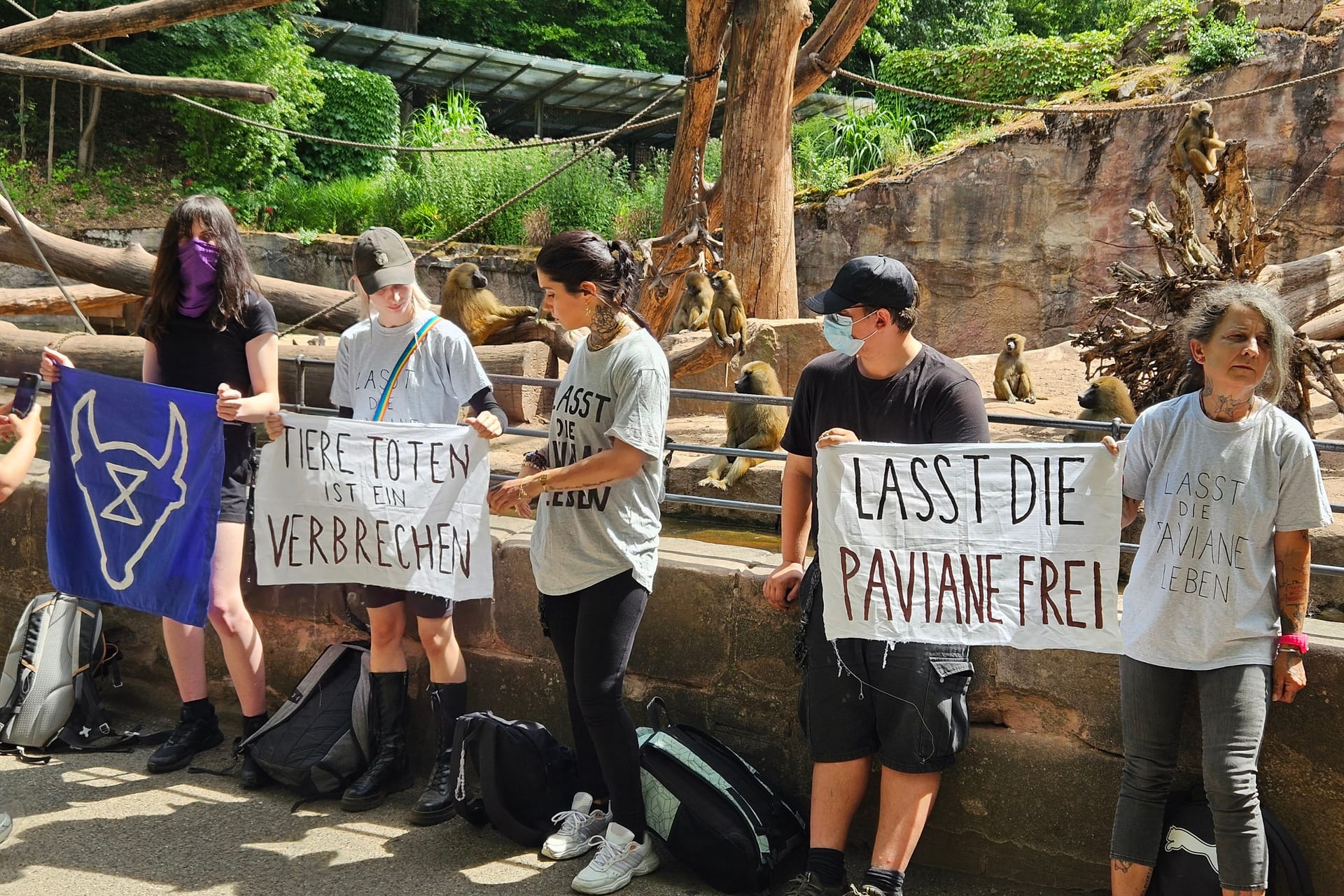 Die Aktivisten vor dem Affengehege: