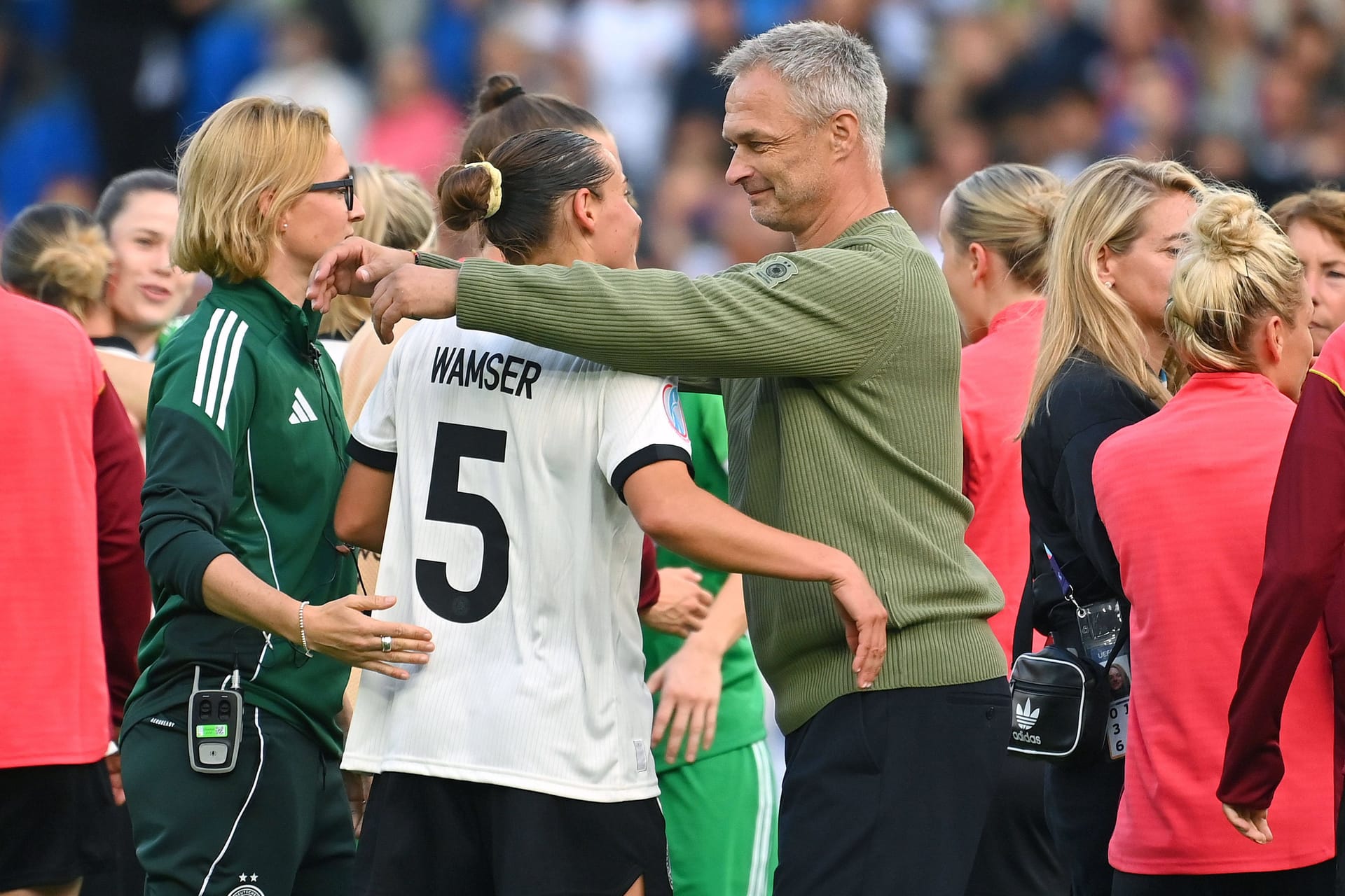 Carlotta Wamser (l.) wird von Bundestrainer Wück umarmt. Carlotta Wamser (l.) wird von Bundestrainer Wück umarmt.