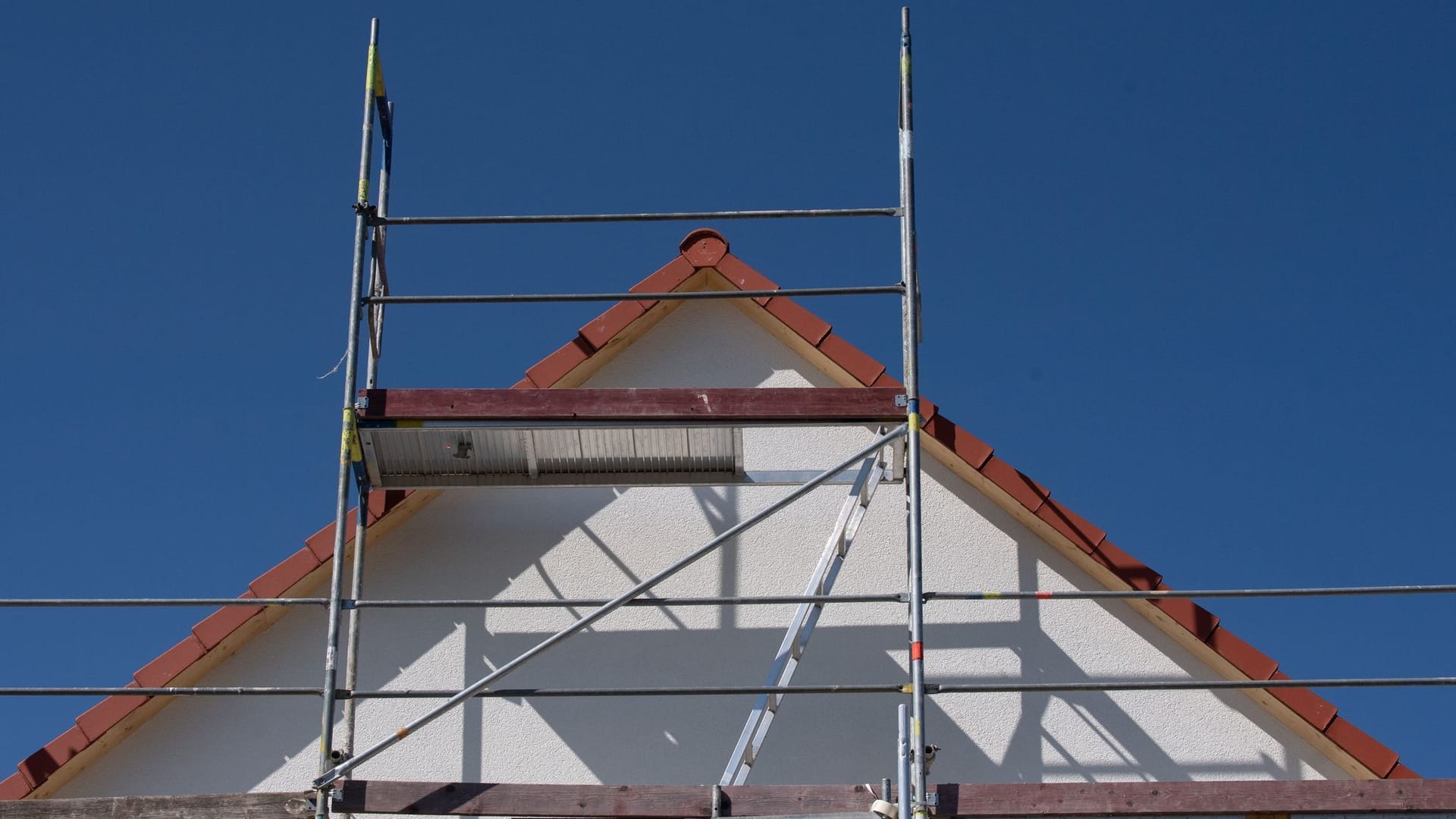 Baustelle in einer Neubausiedlung