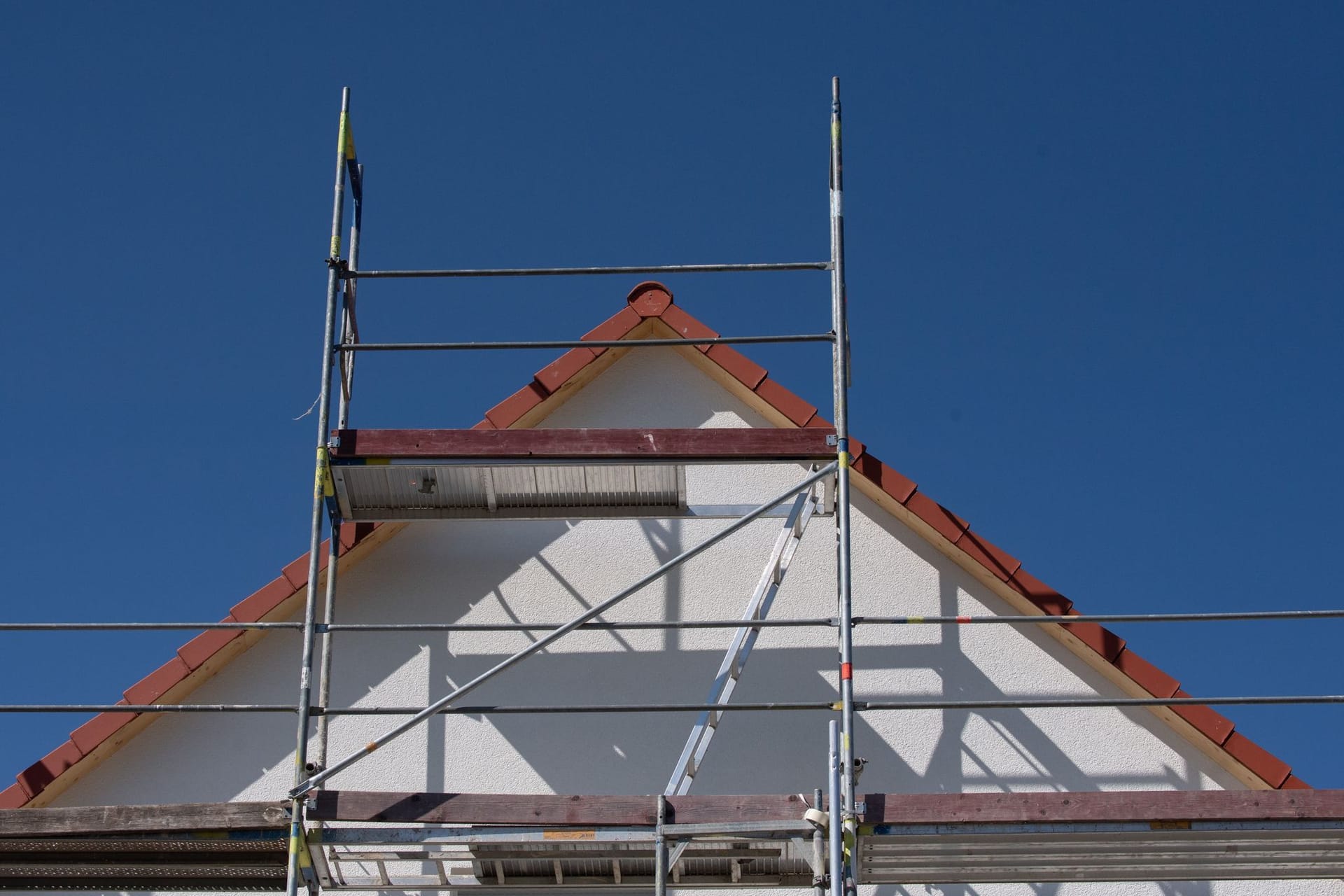 Baustelle in einer Neubausiedlung
