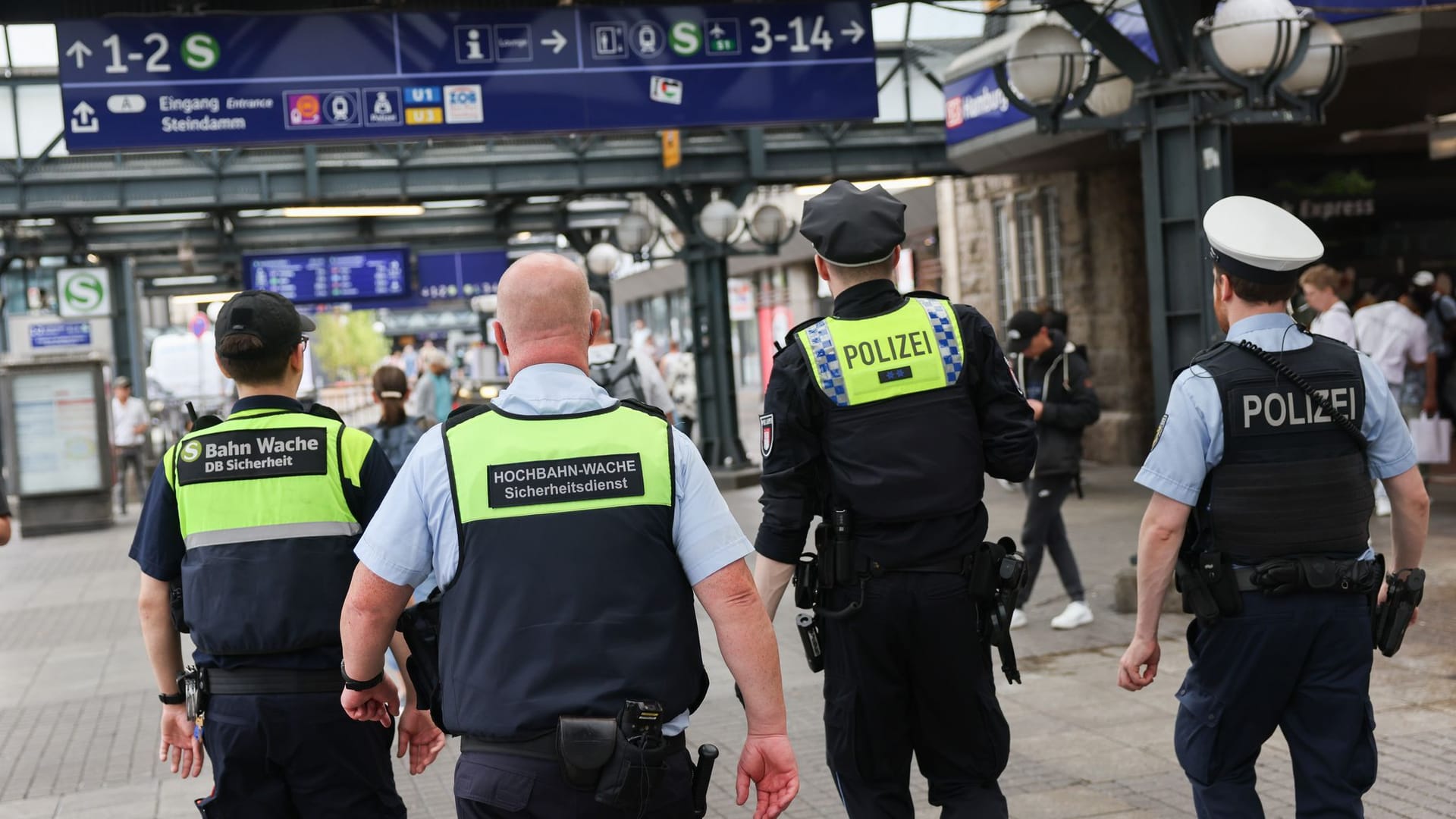 Polizei kontrolliert vor dem Hamburger Hauptbahnhof