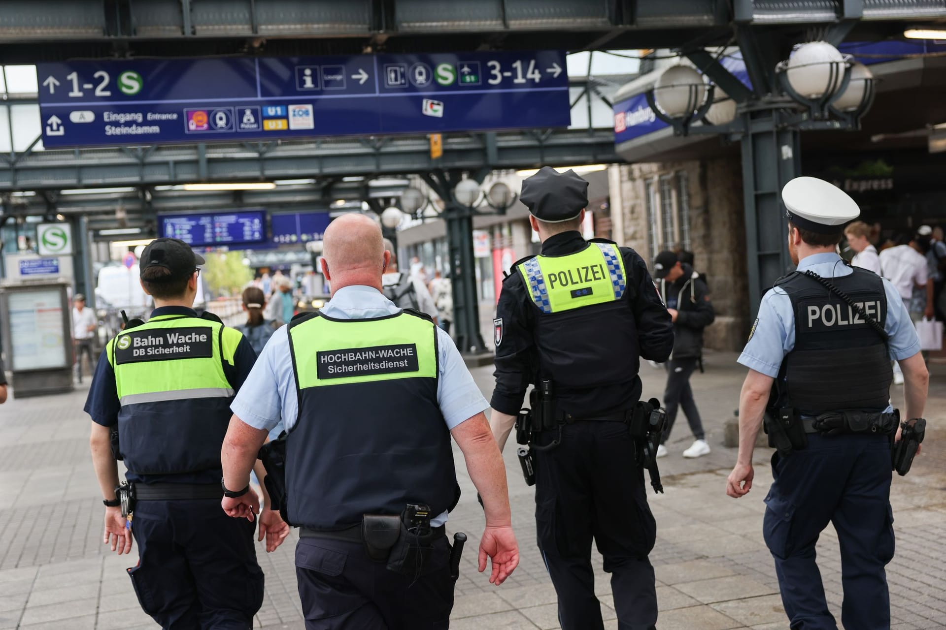Polizei kontrolliert vor dem Hamburger Hauptbahnhof