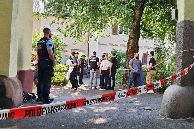 Einsatzkräfte der Polizei am Einsatzort: Ein Polizist traf den 18-Jährigen im Bereich des Oberkörpers.