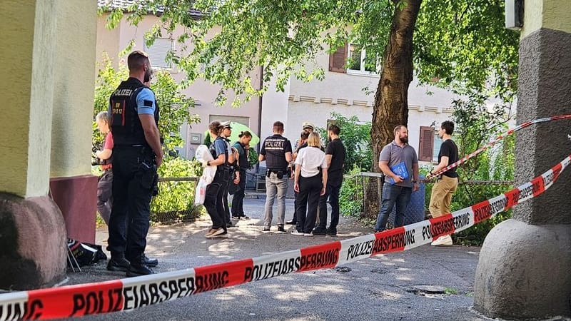 Einsatzkräfte der Polizei am Einsatzort: Ein Polizist traf den 18-Jährigen im Bereich des Oberkörpers.