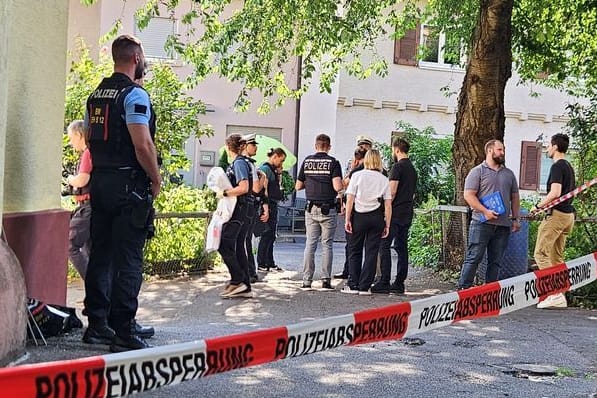 Einsatzkräfte der Polizei am Einsatzort: Ein Polizist traf den 18-Jährigen im Bereich des Oberkörpers.