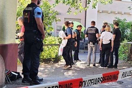 Einsatzkräfte der Polizei am Einsatzort: Ein Polizist traf den 18-Jährigen im Bereich des Oberkörpers.