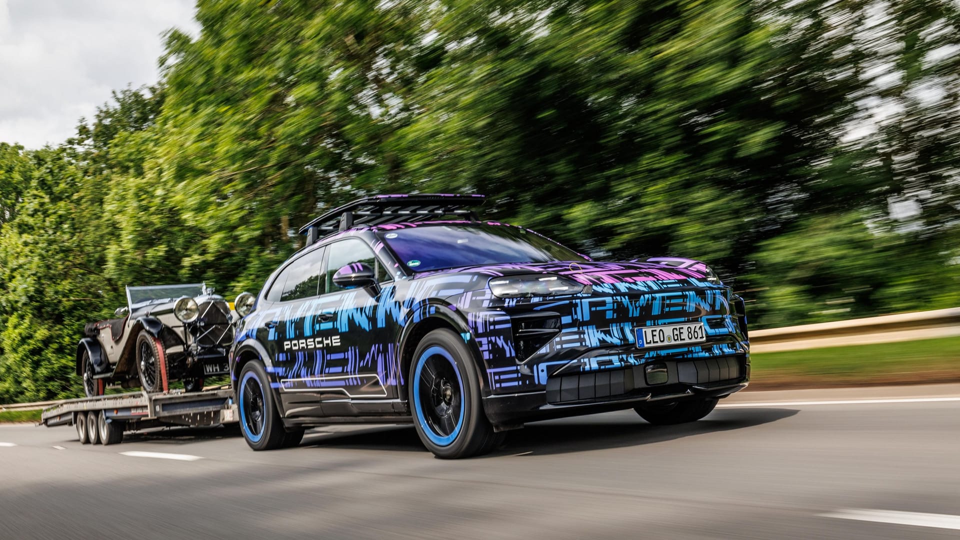 Drei Tonnen am Haken: Der Cayenne Electric schleppte beim Dreh einen Oldtimer.