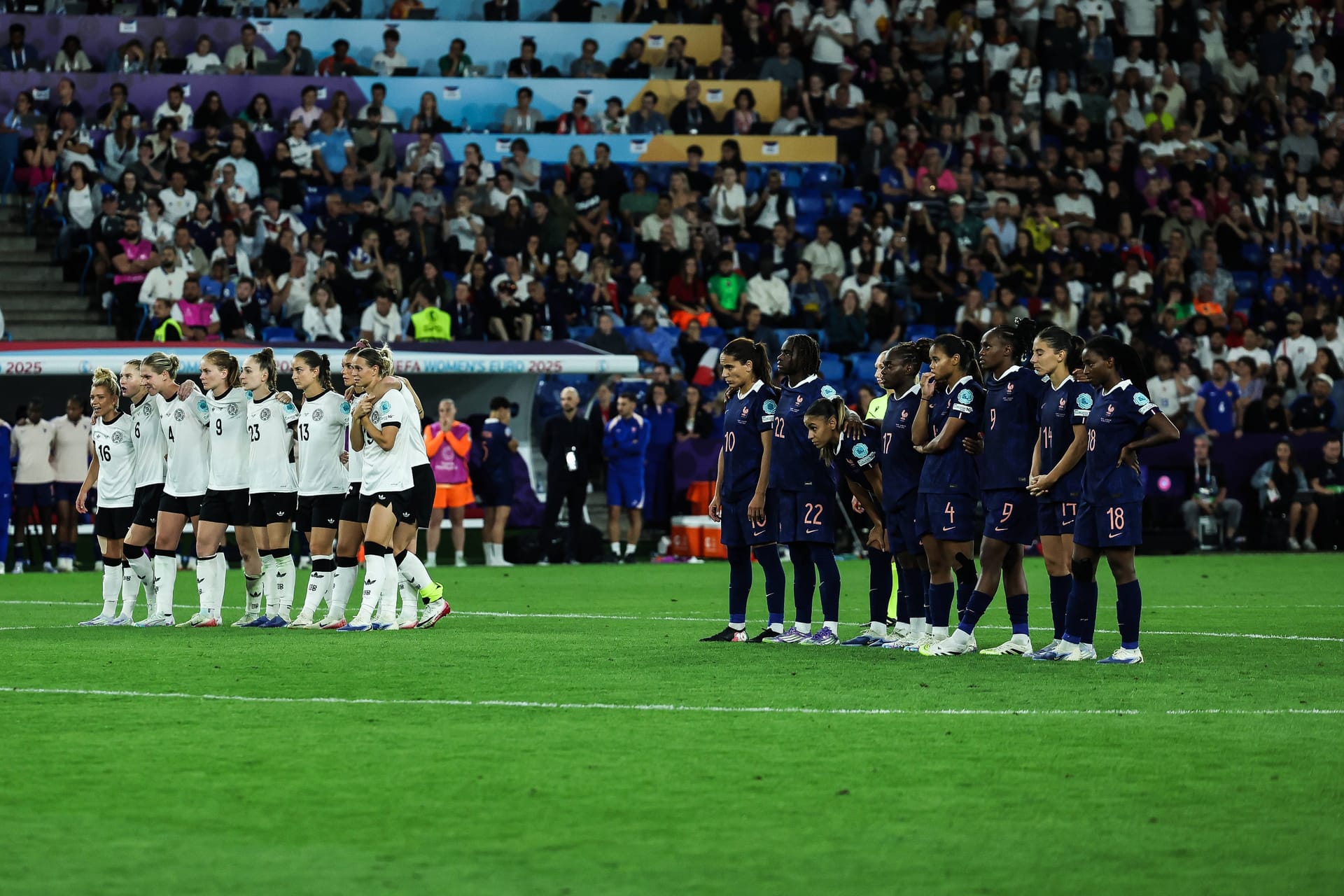 Deutschland (l.) setzte sich gegen das favorisierte Frankreich im EM-Viertelfinale durch.