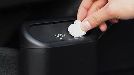 Mit einem Automülleimer lässt sich das Fahrzeug während der Fahrt sauber halten.