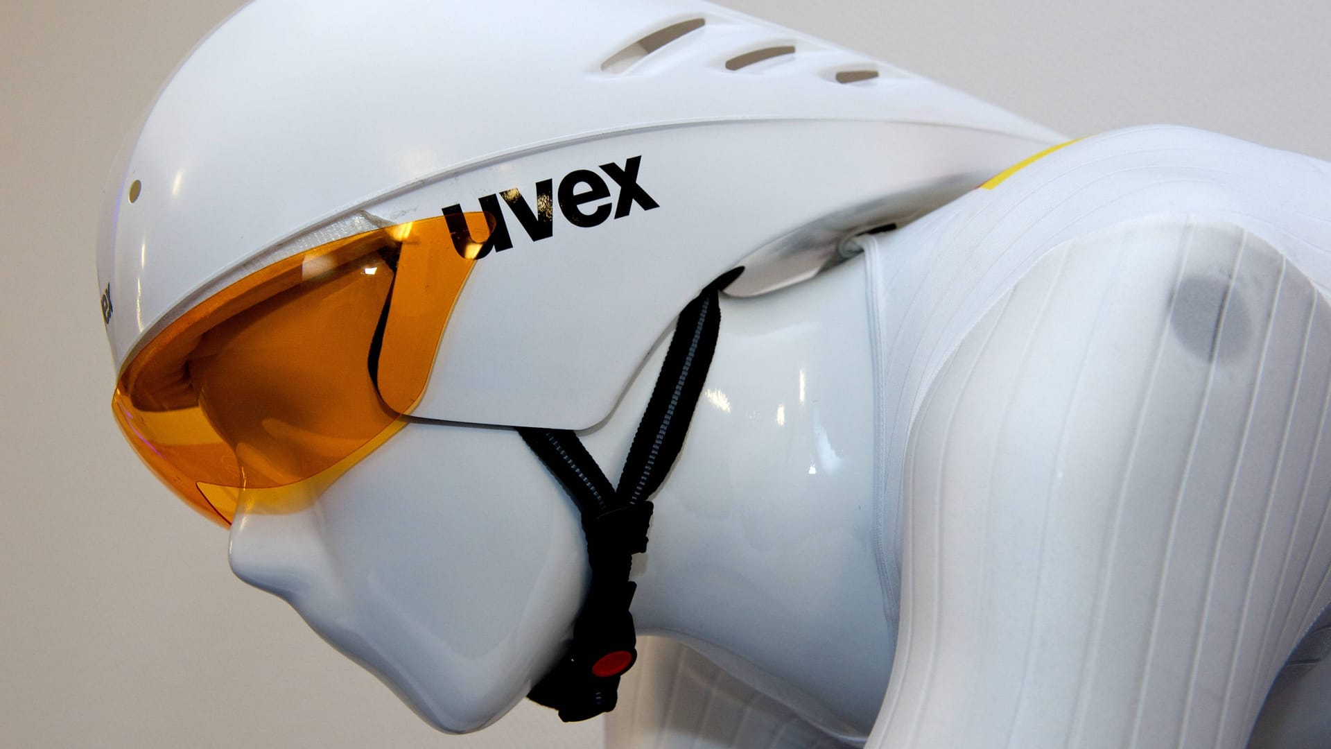 Rennbrille von Uvex auf einem Dummy (Symbolfoto): Die Fürther Firma ist über die Landesgrenzen bekannt.