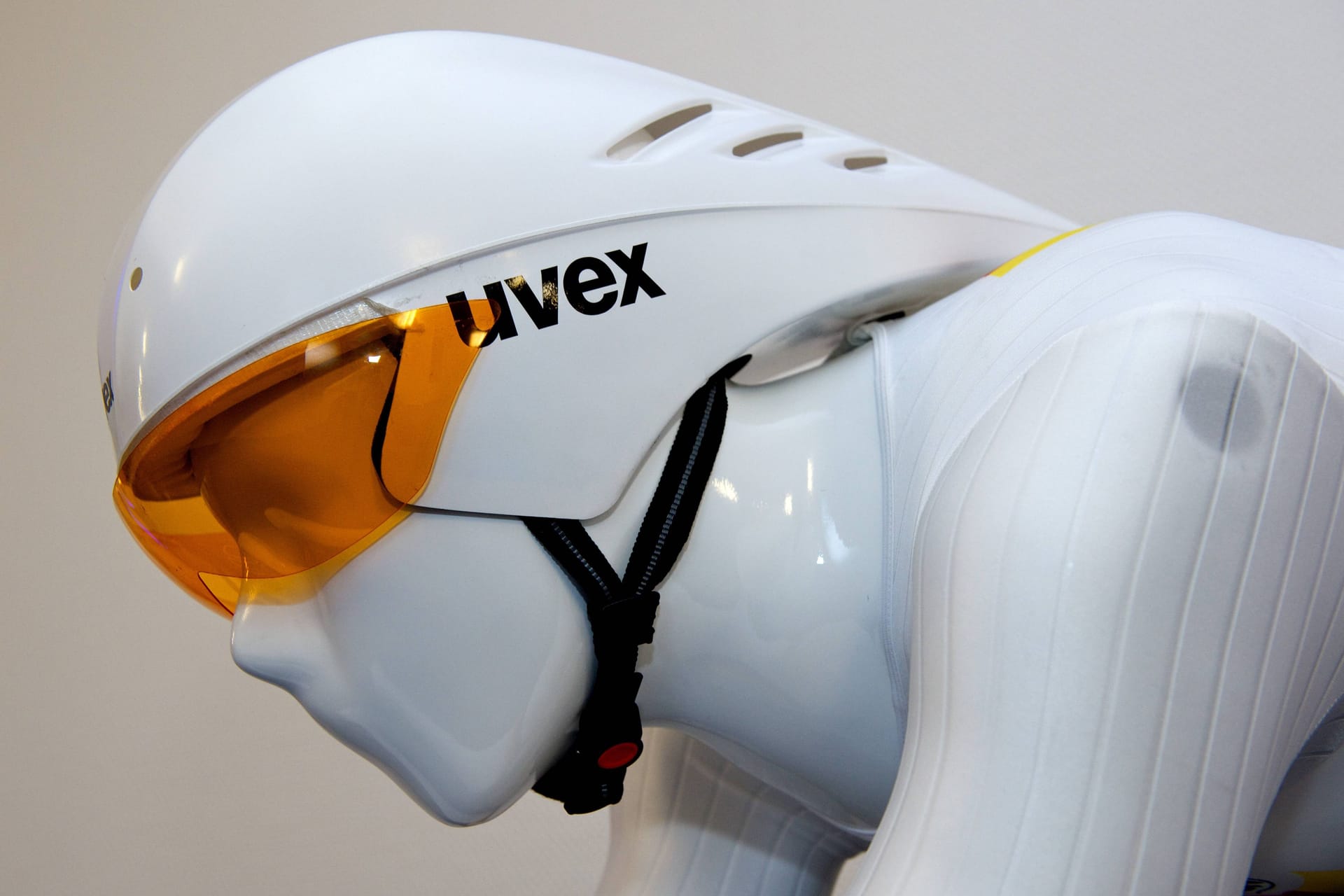 Rennbrille von Uvex auf einem Dummy (Symbolfoto): Die Fürther Firma ist über die Landesgrenzen bekannt.