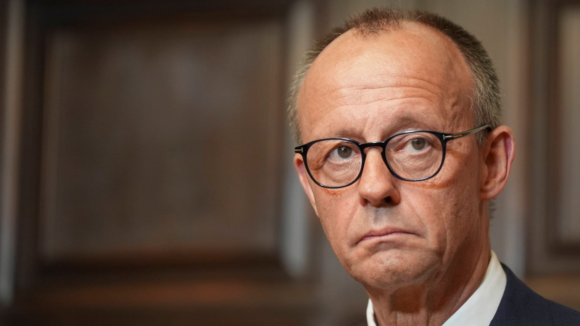 Bundeskanzler Merz bei einem Treffen mit Präsident Macron (Archivbild): Nur 49 Prozent der Befragten sind mit der Arbeit der Bundesregierung zufrieden.