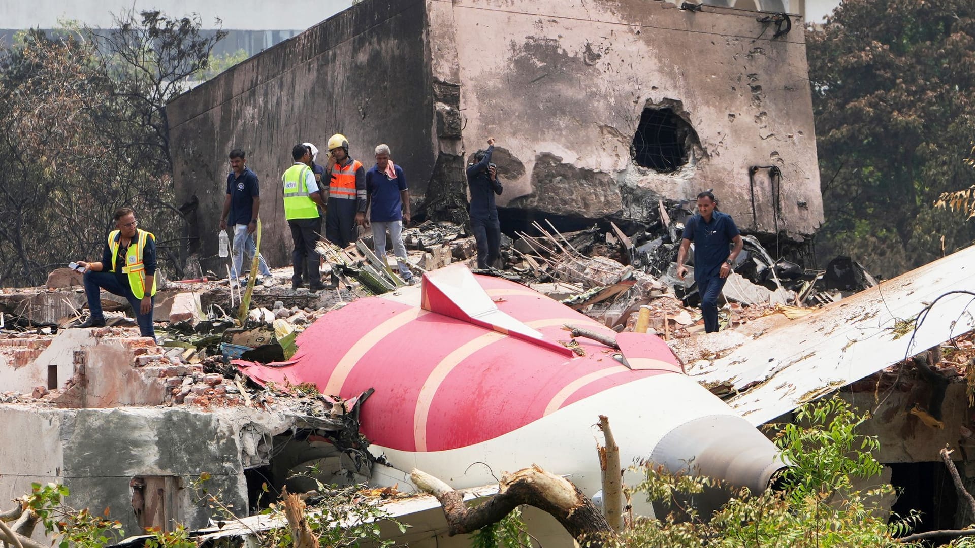 Nach dem Flugzeugabsturz in Indien Nach dem Flugzeugabsturz in Indien