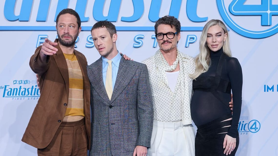 Die Schauspieler Ebon Moss-Bachrach (l-r), Joseph Quinn, Pedro Pascal und Vanessa Kirby kommen zum Fan-Event mit Blauem Teppich zum Film "The Fantastic Four – First Steps" am Potsdamer Platz.