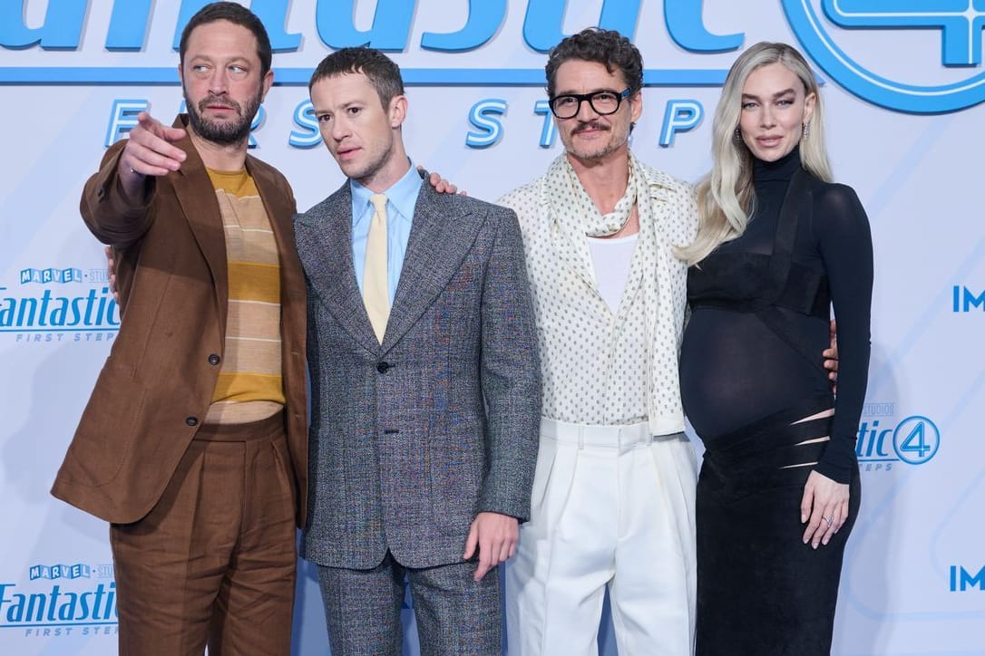Die Schauspieler Ebon Moss-Bachrach (l-r), Joseph Quinn, Pedro Pascal und Vanessa Kirby kommen zum Fan-Event mit Blauem Teppich zum Film "The Fantastic Four – First Steps" am Potsdamer Platz.