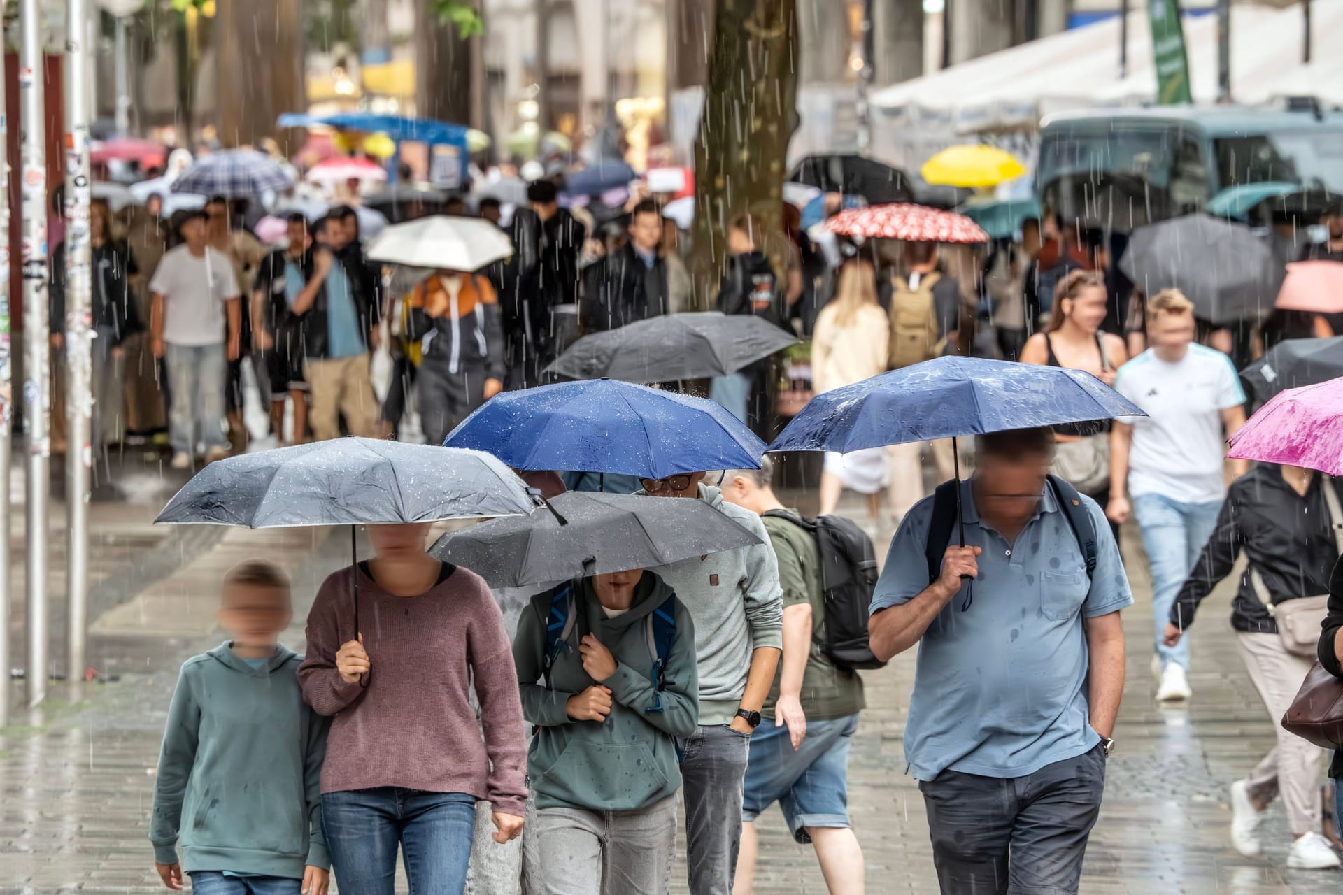 Unwetter über der Münchner Innenstadt (Archivbild): Wer am Mittwoch das Haus verlässt, sollte einen Schirm dabei haben. Unwetter über der Münchner Innenstadt (Archivbild): Wer am Mittwoch das Haus verlässt, sollte einen Schirm dabei haben.