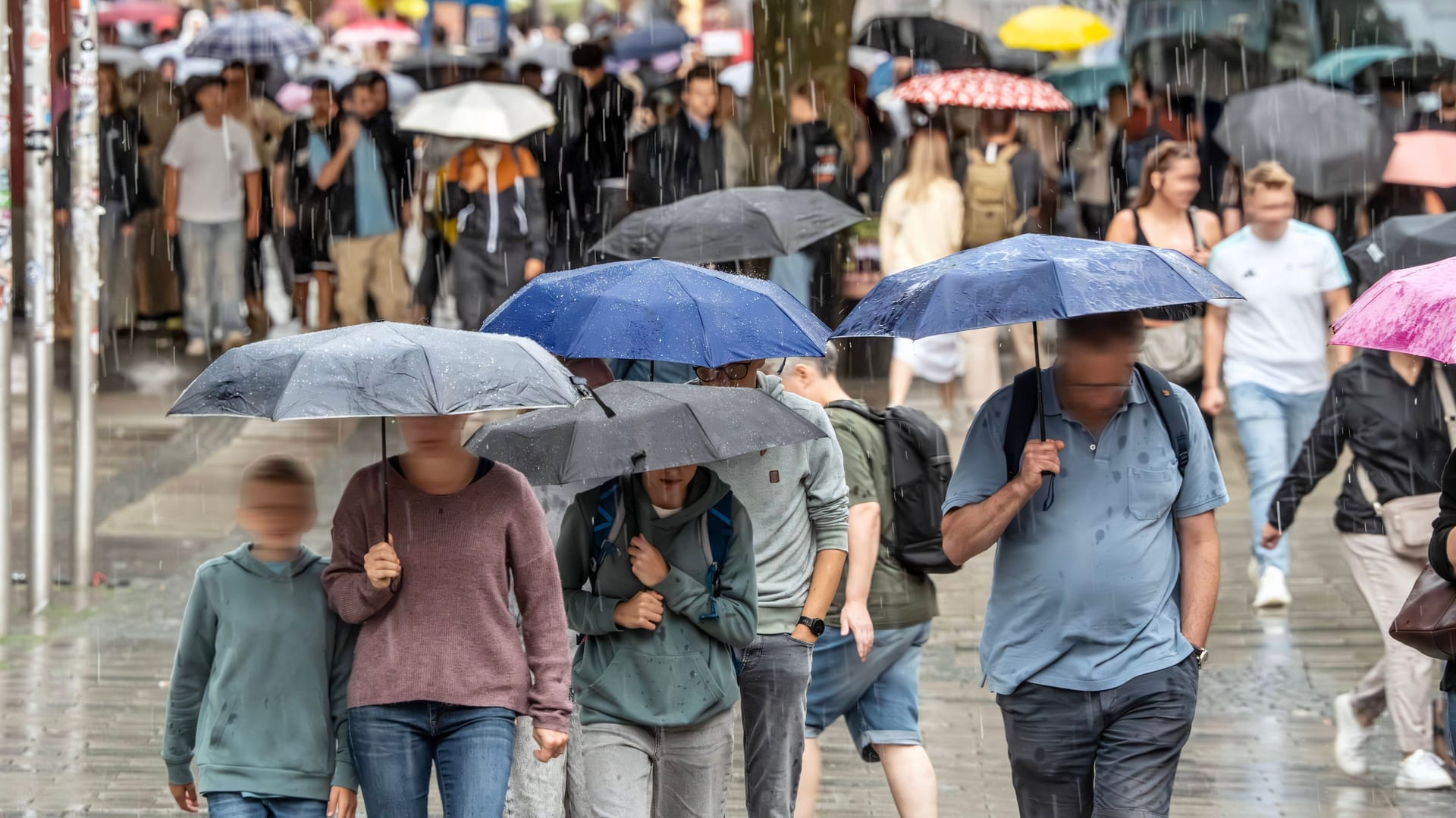 Unwetter über der Münchner Innenstadt (Archivbild): Wer am Mittwoch das Haus verlässt, sollte einen Schirm dabei haben.