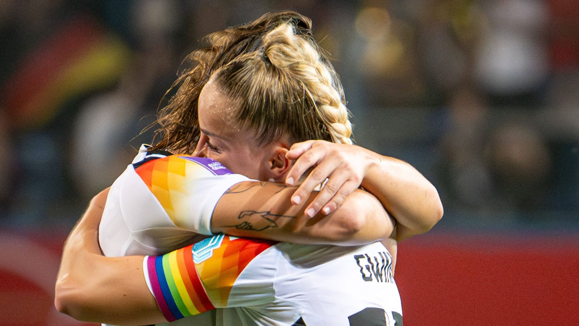 Lena Oberdorf und Giulia Gwinn (vorn): Die beiden Nationalspielerinnen haben unschöne Erfahrungen gemacht. Lena Oberdorf und Giulia Gwinn (vorn): Die beiden Nationalspielerinnen haben unschöne Erfahrungen gemacht.