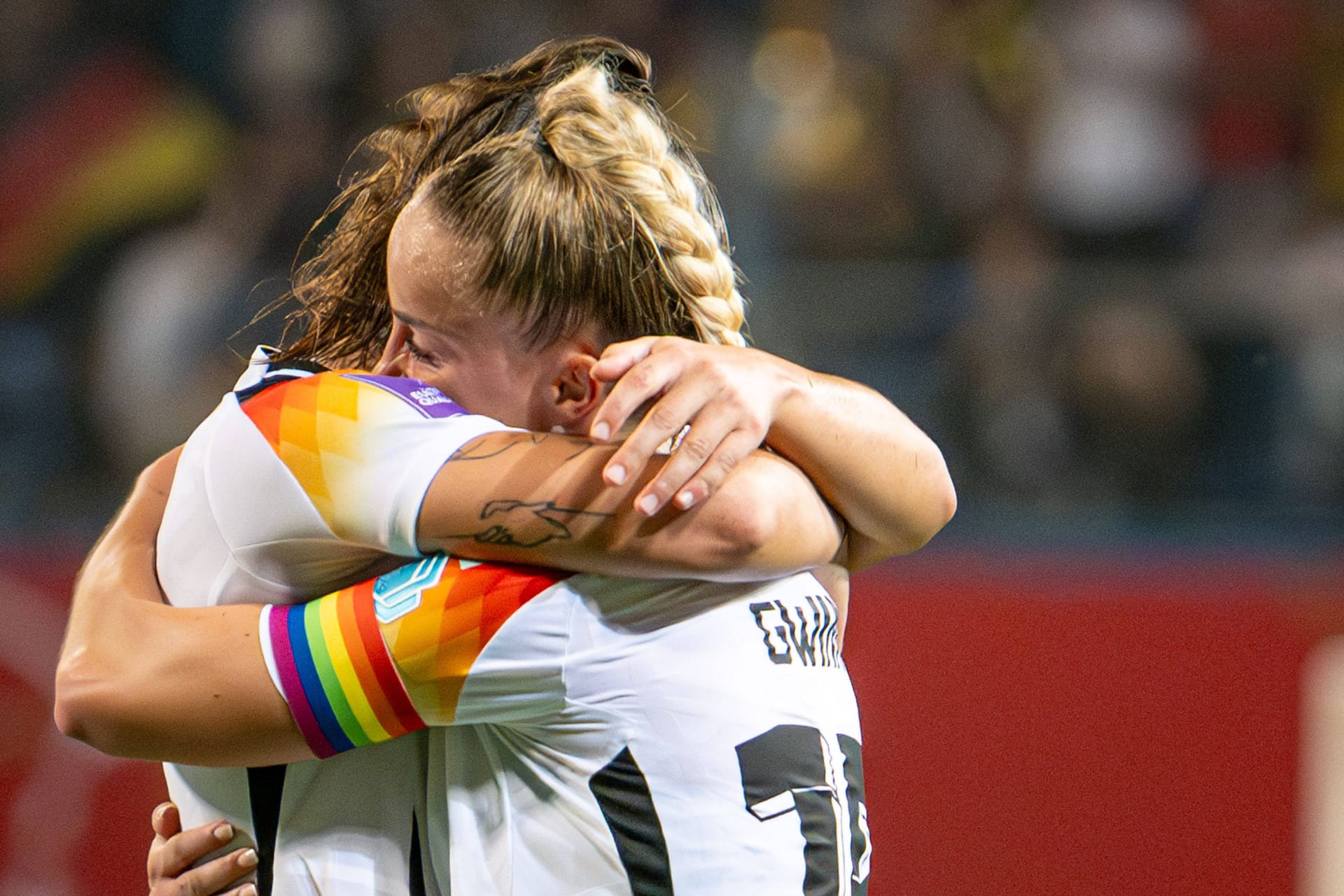 Lena Oberdorf und Giulia Gwinn (vorn): Die beiden Nationalspielerinnen haben unschöne Erfahrungen gemacht.