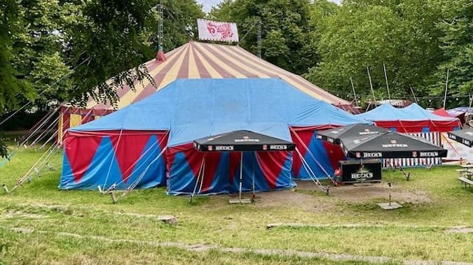 Das Schanzenzelt im Schanzenpark: Seit 30 Jahren finden dort jedes Jahr im Sommer Konzerte, Lesungen und andere Kulturevents statt. Das Schanzenzelt im Schanzenpark: Seit 30 Jahren finden dort jedes Jahr im Sommer Konzerte, Lesungen und andere Kulturevents statt.