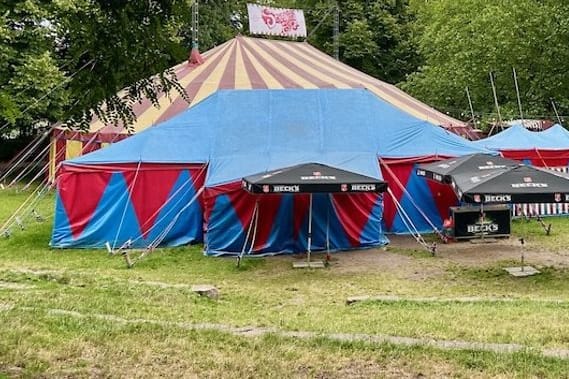 Das Schanzenzelt im Schanzenpark: Seit 30 Jahren finden dort jedes Jahr im Sommer Konzerte, Lesungen und andere Kulturevents statt.