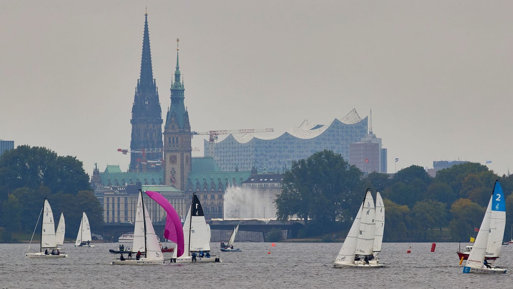 Segelboote auf der Alster (Archivfoto): Hamburg hat viel Wasser – und eine hohe Verbundenheit der eigenen Bürger.