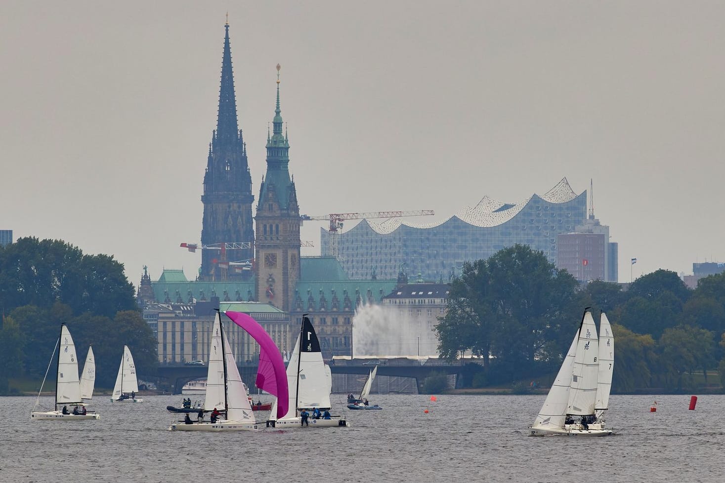 Segelboote auf der Alster (Archivfoto): Hamburg hat viel Wasser – und eine hohe Verbundenheit der eigenen Bürger.