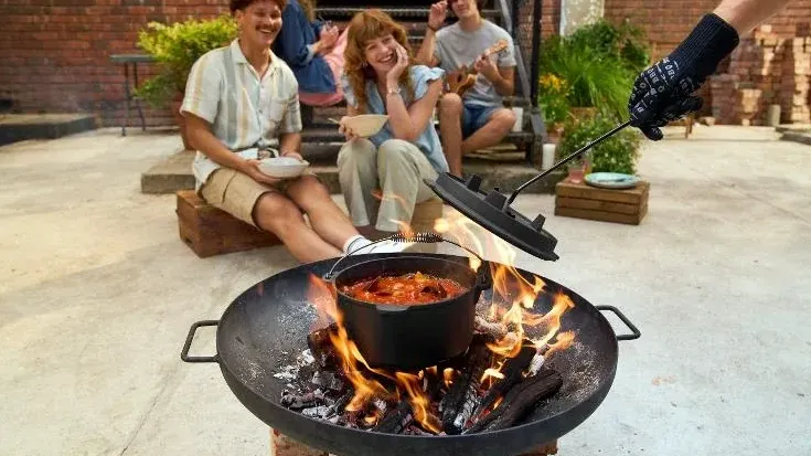 In einem Dutch Ofen lässt sich auch auf dem Grill kochen.