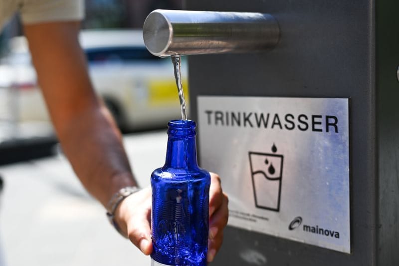 Eine Wasserflasche wird an einem Trinkbrunnen aufgefüllt (Archivbild): Bei den aktuellen Temperaturen ist die Aufnahme von Flüssigkeit enorm wichtig.