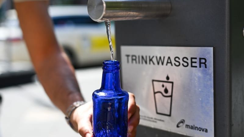 Eine Wasserflasche wird an einem Trinkbrunnen aufgefüllt (Archivbild): Bei den aktuellen Temperaturen ist die Aufnahme von Flüssigkeit enorm wichtig.