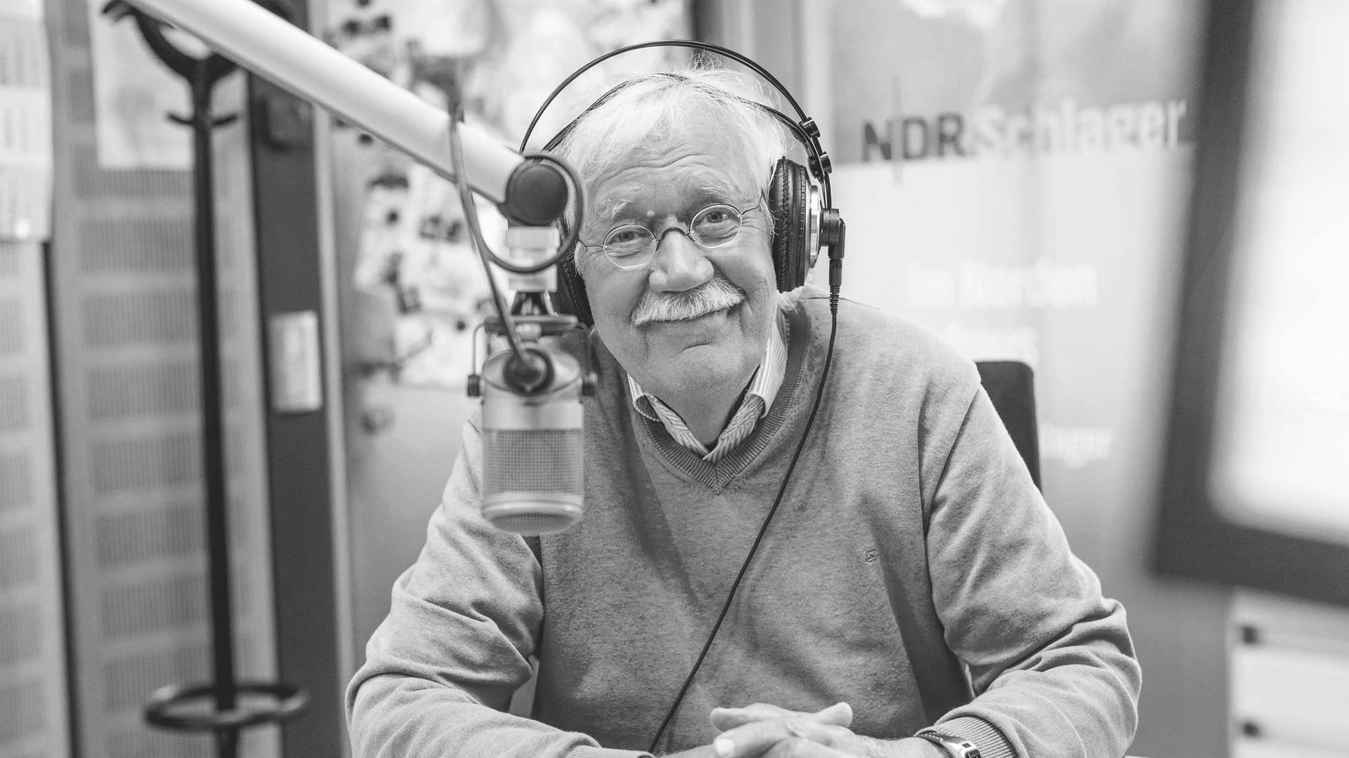 Carlo von Tiedemann im Studio: Mehr als 50 Jahre prägte er Radio und Fernsehen im Norden.