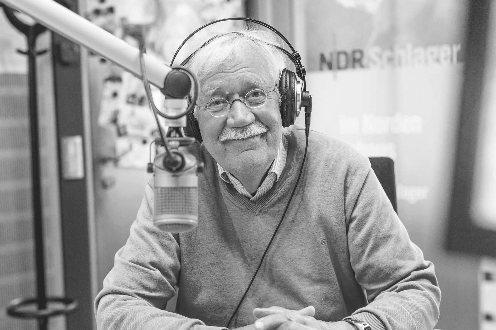 Carlo von Tiedemann im Studio: Mehr als 50 Jahre prägte er Radio und Fernsehen im Norden.