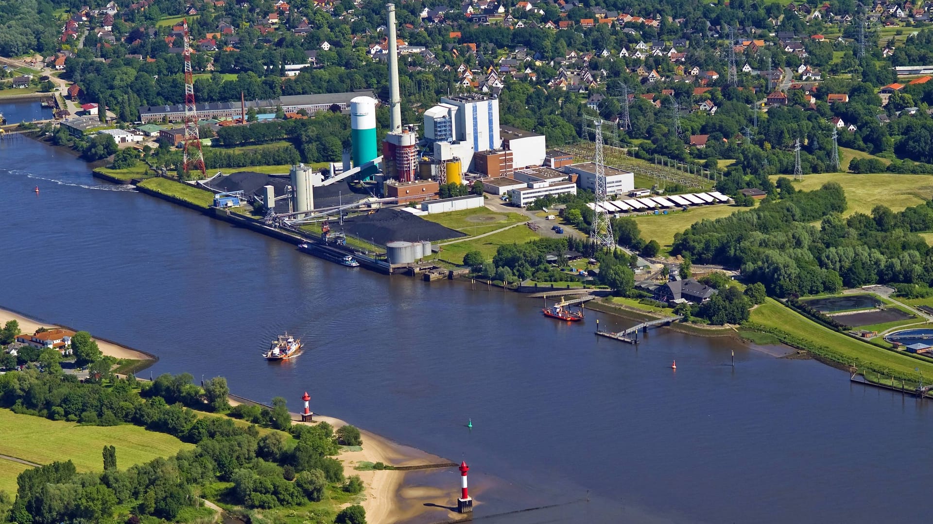 Blick auf die Weser mit dem Kraftwerk Farge (Archivfoto): Auf dem Streckenabschnitt zwischen Farge und Berne wird das System aktuell getestet.