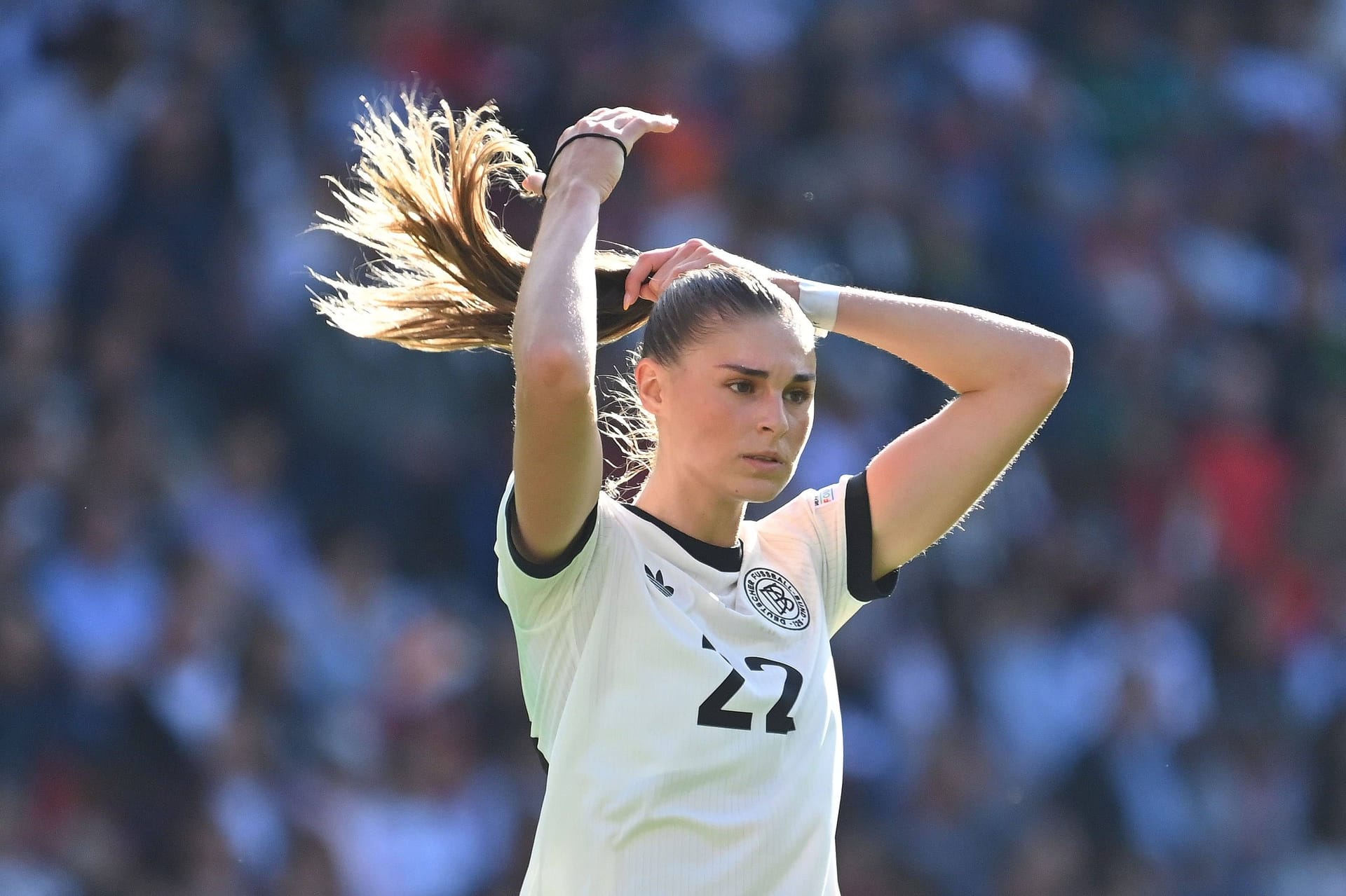 Jule Brand: Zeigte sich erstmals nach acht Minuten bockstark – allerdings nicht in der Offensive. Sie arbeitete gut zurück und vereitelte eine Chance des Gegners. Bewies ein gutes Auge, als sie für Schüller zum 2:1 auflegte (66.). Tauchte danach etwas ab und ließ die rechte Seite machen. Note 2 Jule Brand: Zeigte sich erstmals nach acht Minuten bockstark – allerdings nicht in der Offensive. Sie arbeitete gut zurück und vereitelte eine Chance des Gegners. Bewies ein gutes Auge, als sie für Schüller zum 2:1 auflegte (66.). Tauchte danach etwas ab und ließ die rechte Seite machen. Note 2