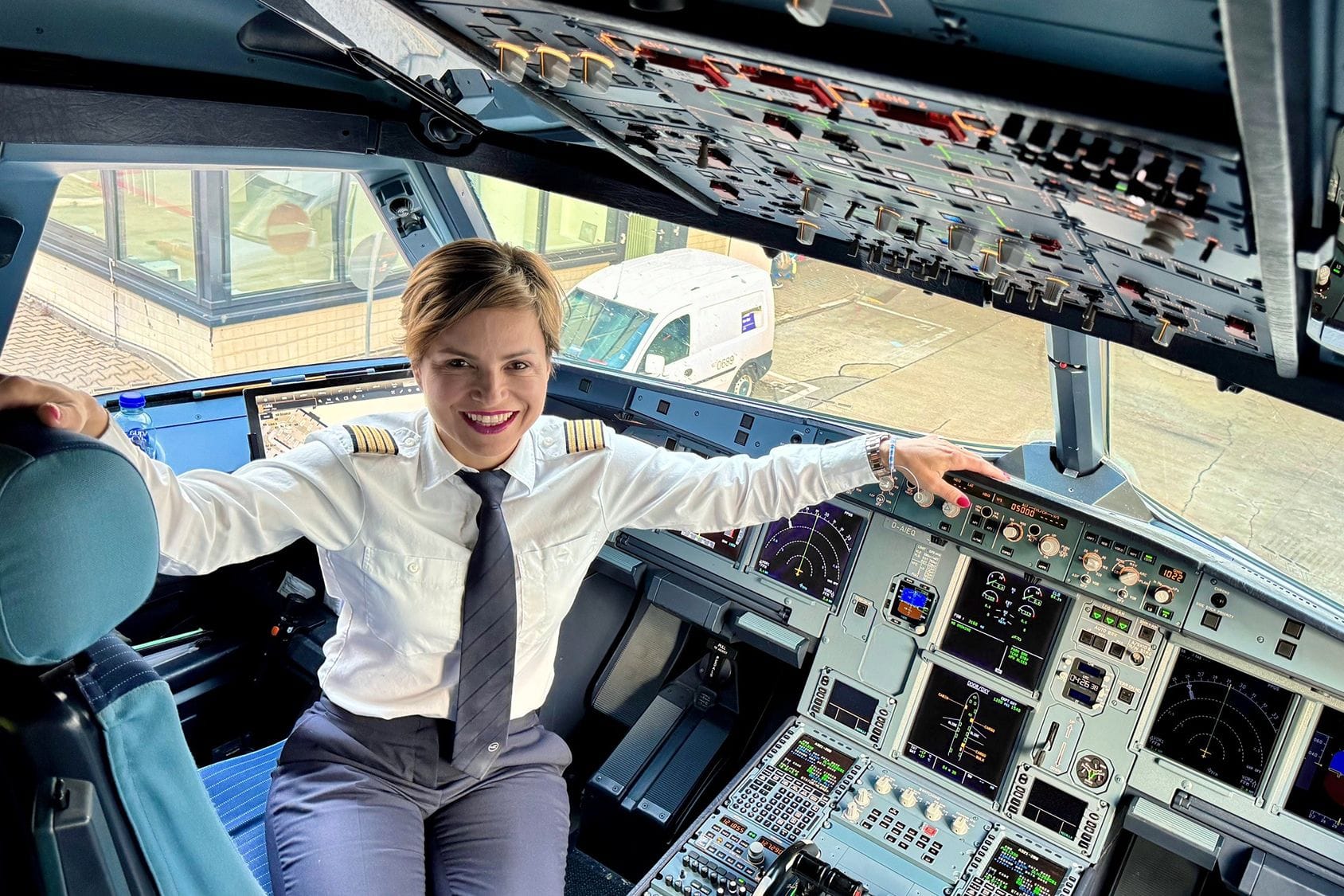 Lufthansa-Flugkapitänin Steffi Bub an ihrem Arbeitsplatz im Cockpit: Sie ist eine der Protagonistinnen in der neuen Doku-Reihe.