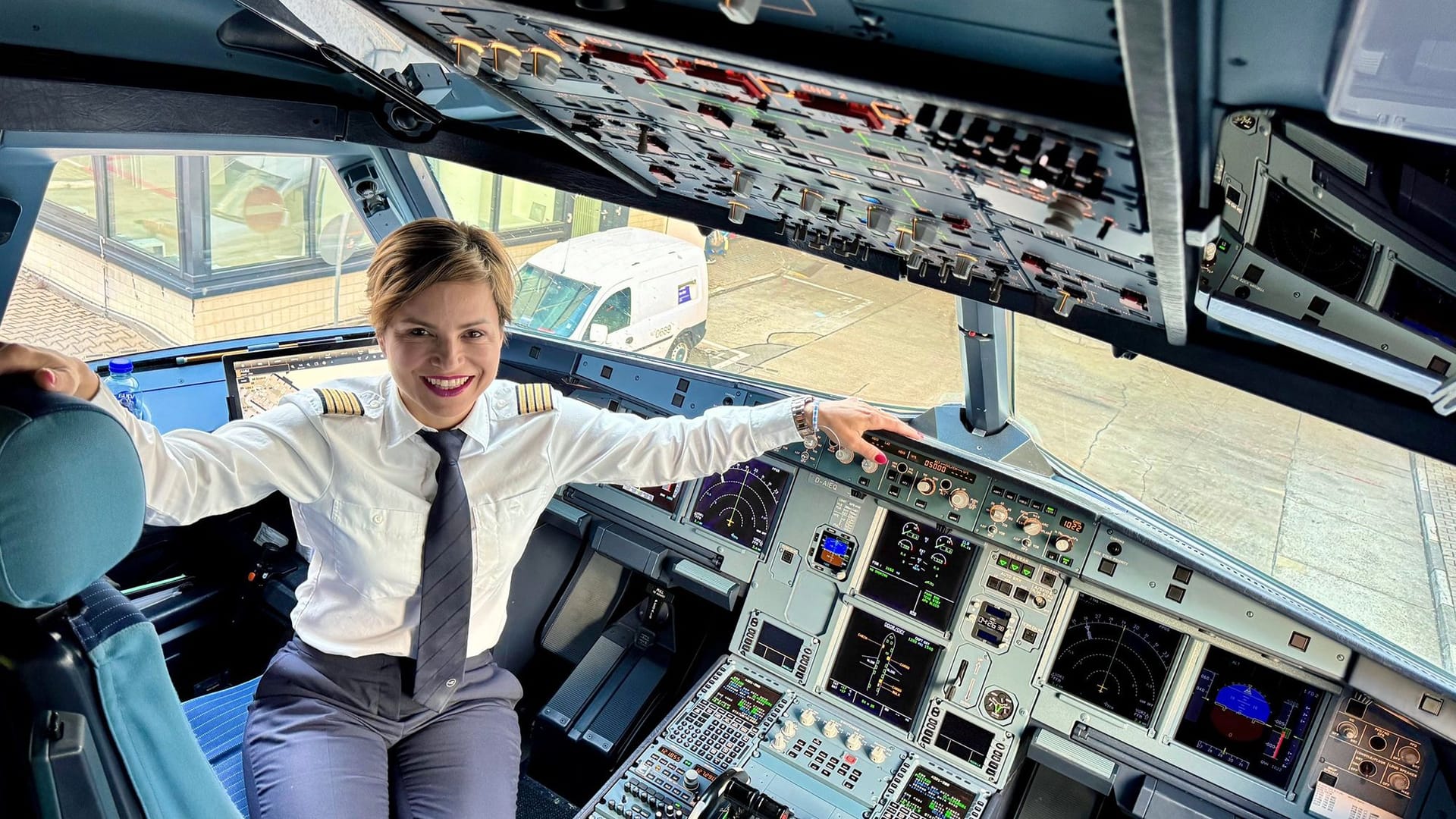 Lufthansa-Flugkapitänin Steffi Bub an ihrem Arbeitsplatz im Cockpit: Sie ist eine der Protagonistinnen in der neuen Doku-Reihe. Lufthansa-Flugkapitänin Steffi Bub an ihrem Arbeitsplatz im Cockpit: Sie ist eine der Protagonistinnen in der neuen Doku-Reihe.