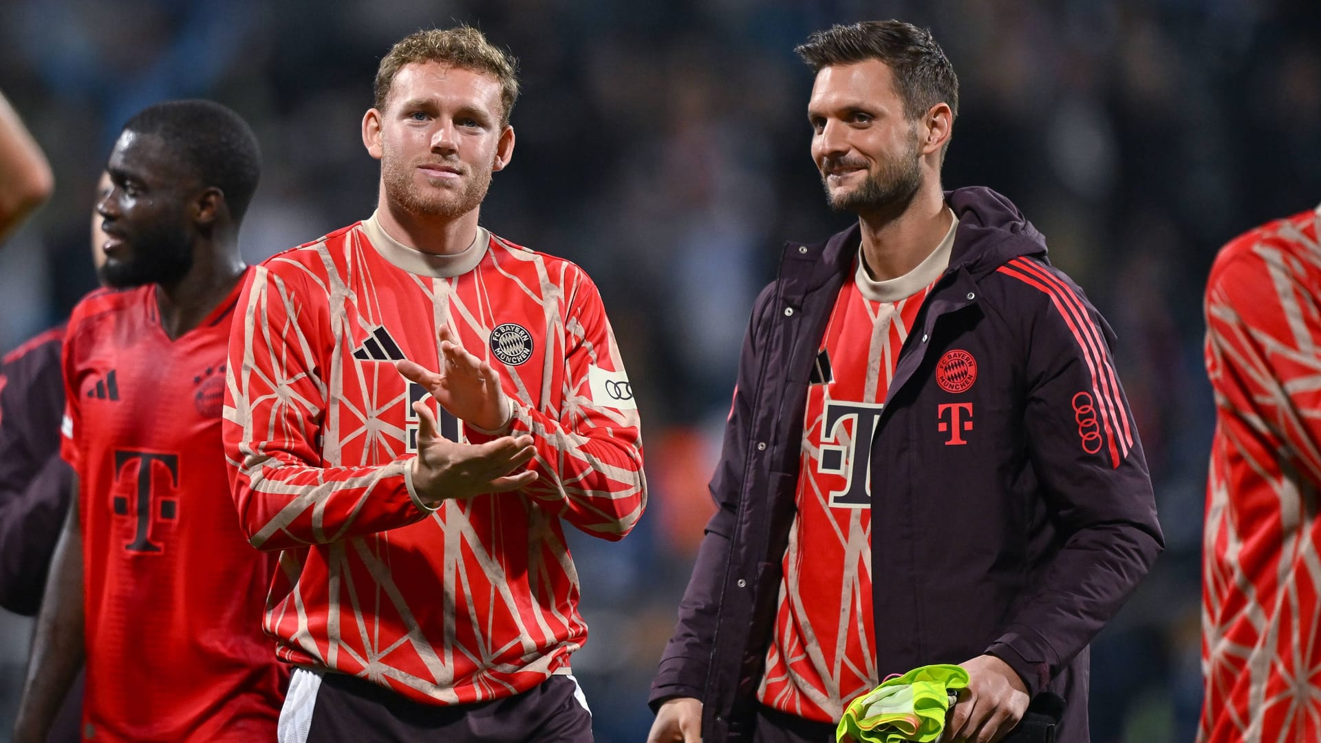 Daniel Peretz (l.) neben Sven Ulreich (Archivbild): Die beiden Torhüter kommen beim FC Bayern nur sporadisch zum Einsatz.