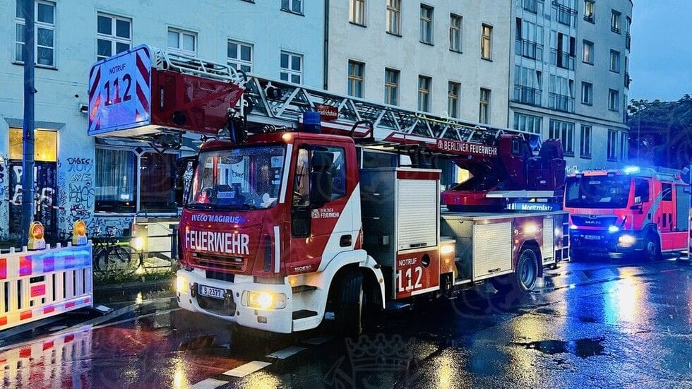 Zwei Feuerwehrfahrzeuge im Einsatz: Die genaue Brandursache ist noch nicht bekannt. Zwei Feuerwehrfahrzeuge im Einsatz: Die genaue Brandursache ist noch nicht bekannt.
