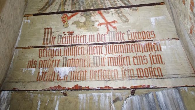 Eines der im Innenraum des Denkmals angebrachten Zitate von Bismarck: "Wir Deutschen, in der Mitte Europas gelegen, müssen mehr zusammenhalten als andere Nationen. Wir müssen eins sein, wenn wir nicht verloren sein wollen."