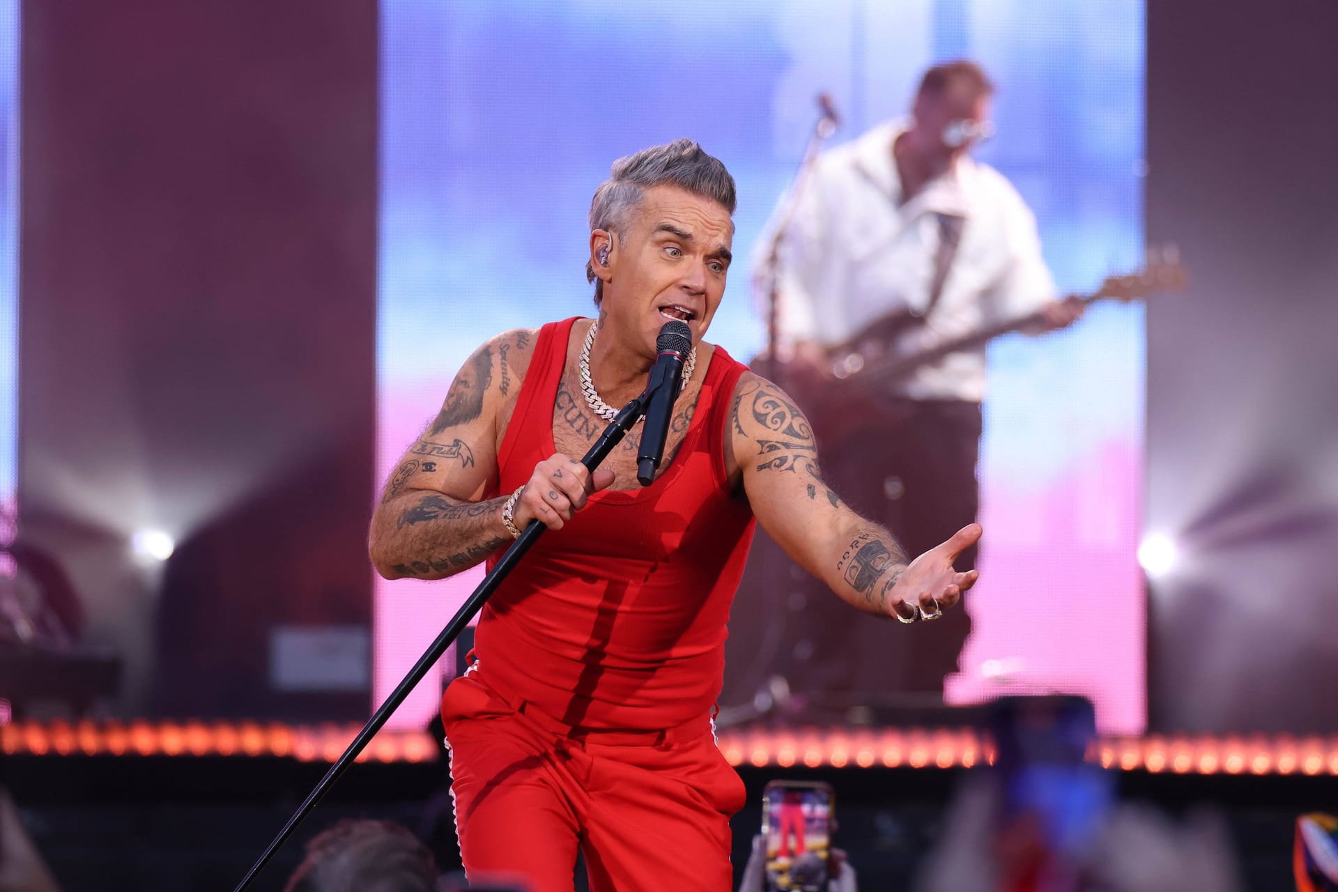 Robbie Williams auf seiner "Britpop"-Tour (Archivbild): In Hannover bereitete er einer Frau aus Münster eine große Freude.